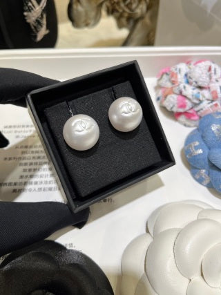 Chanel Pearl CC Stud Earrings – Elegant Luxury Fashion Jewelry